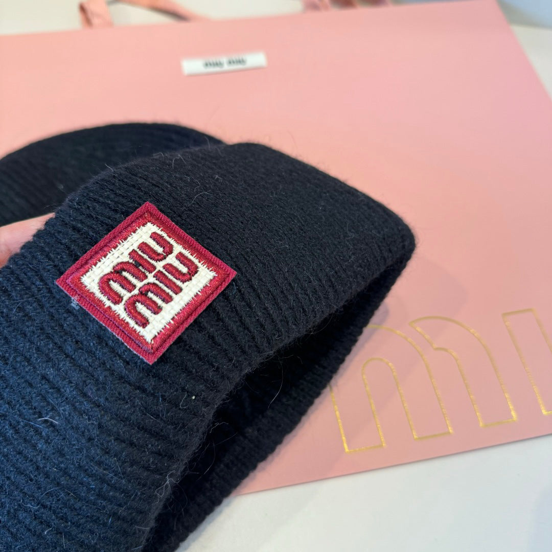 mm Knit Beanie in black